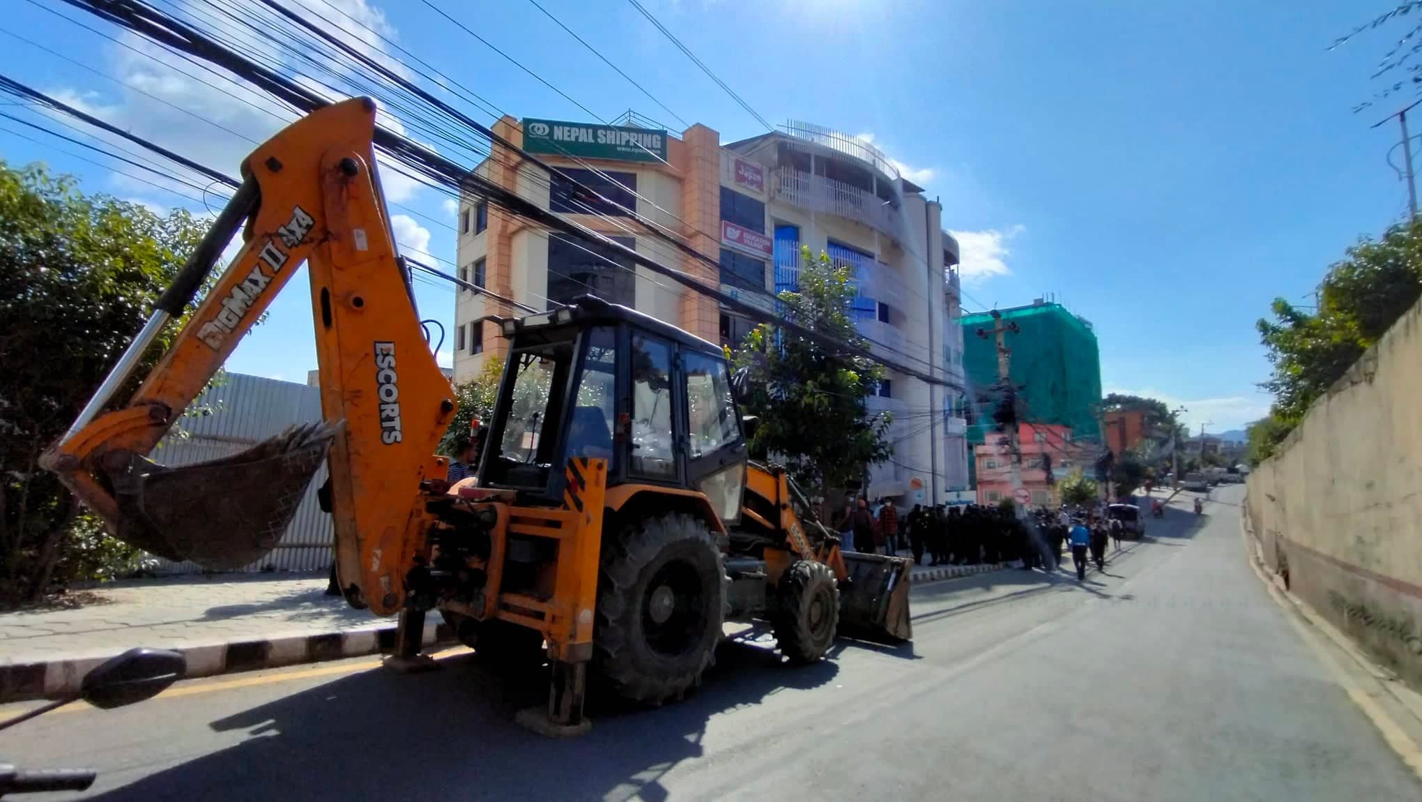 व्यक्तिगत जग्गामा विना सूचना डोजर चलाएपछि स्थानीय आक्रोशित