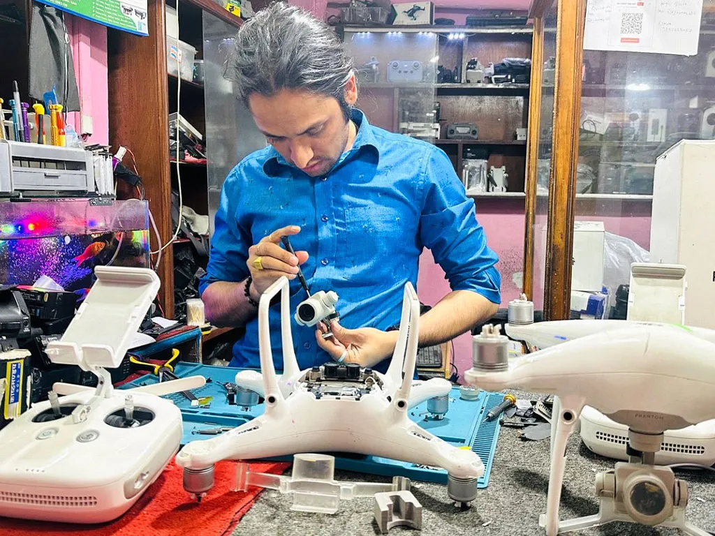 साइन्समा फेल भएपछि ड्रोन मर्मतमा जमेका राजकुमार