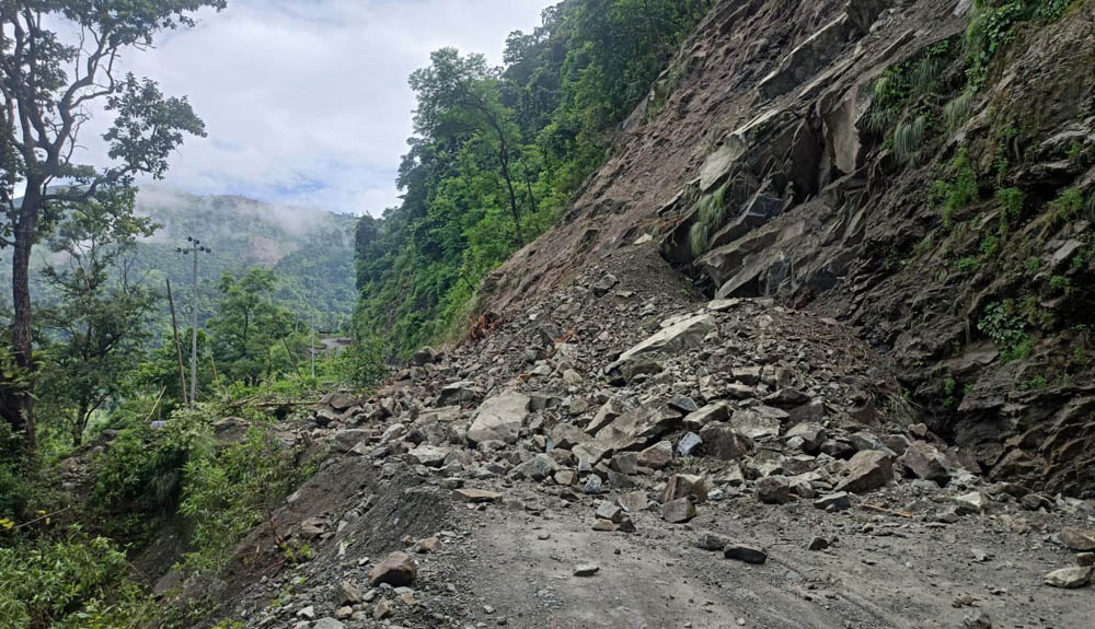 रोल्पाको घोराही-थबाङ सहिद मार्ग पुर्ण रुपमा अवरुद्ध