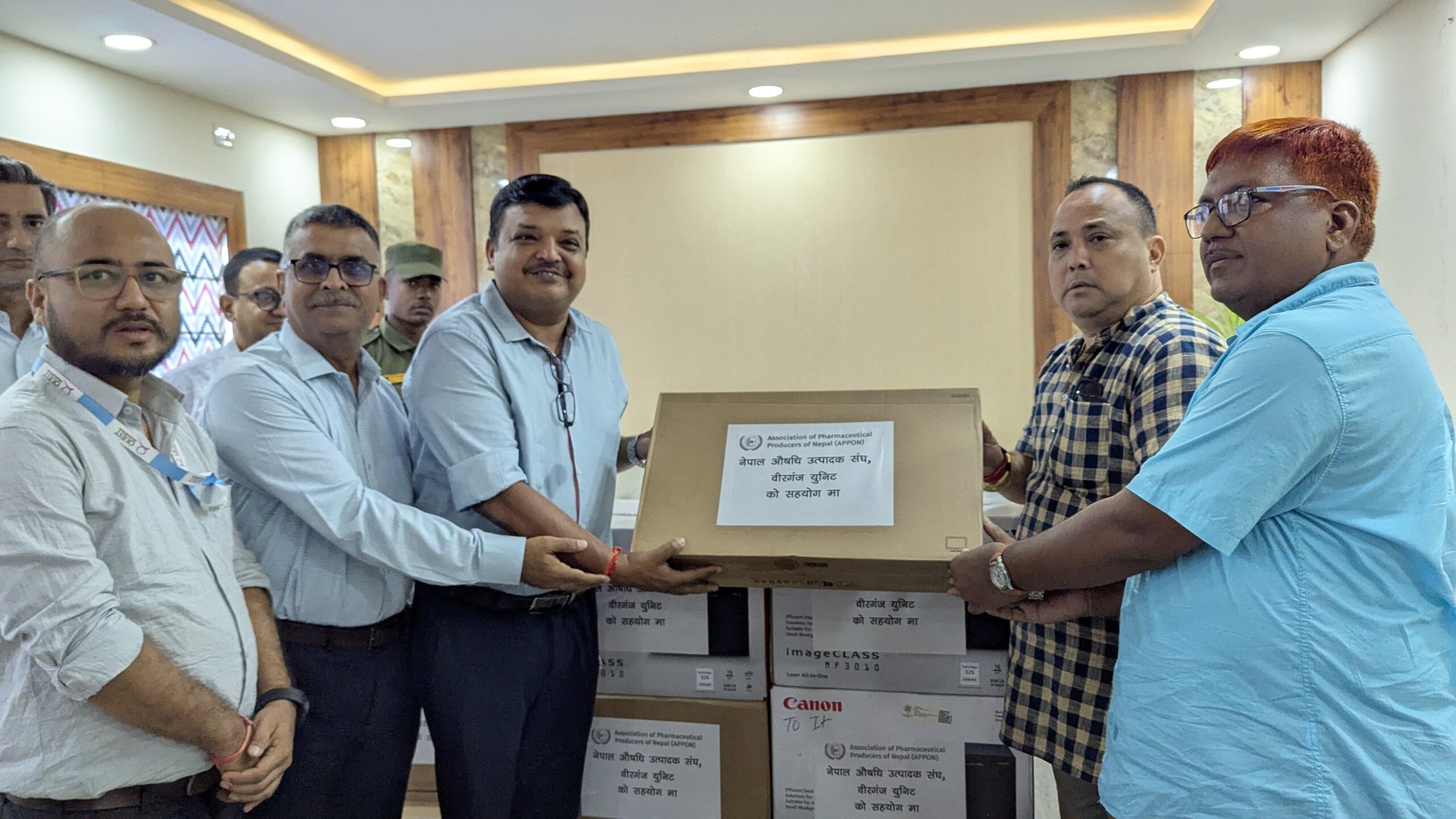 औषधी उत्पादक संघ द्वारा वीरगंज महानगरलाई कम्प्युटर, प्रिन्टर सहितका उपकरण सहयोग-