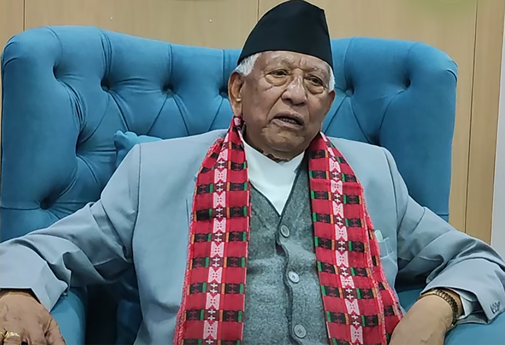 शपथपछि ज्येष्ठ सांसद अर्जुननरसिंह केसीले गरे पदभार ग्रहण