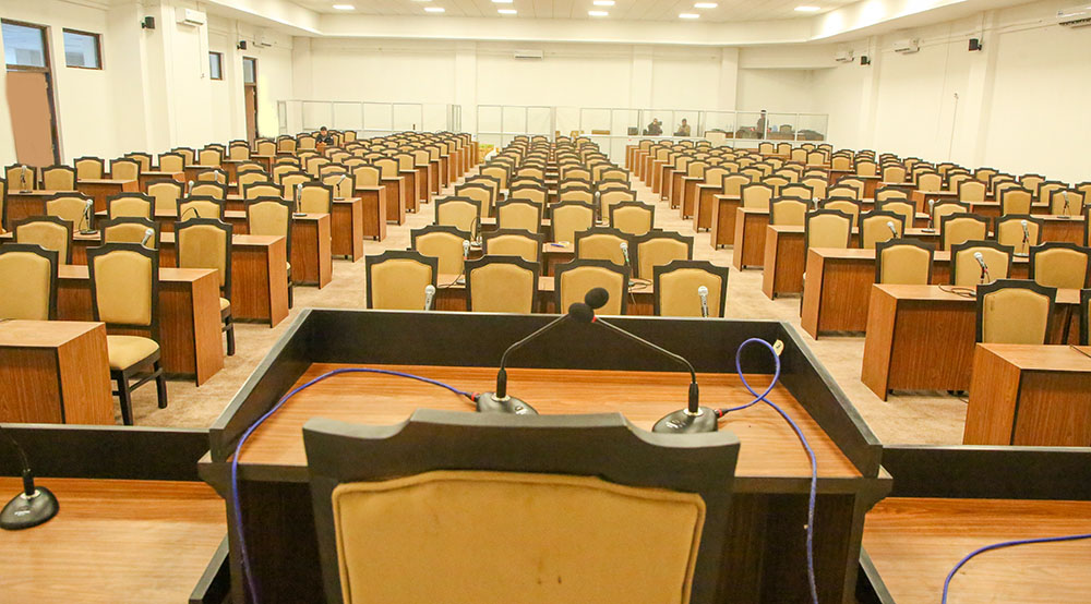 नवनिर्वाचित ४७ सांसदहरुले मातृभाषामा शपथ लिदै