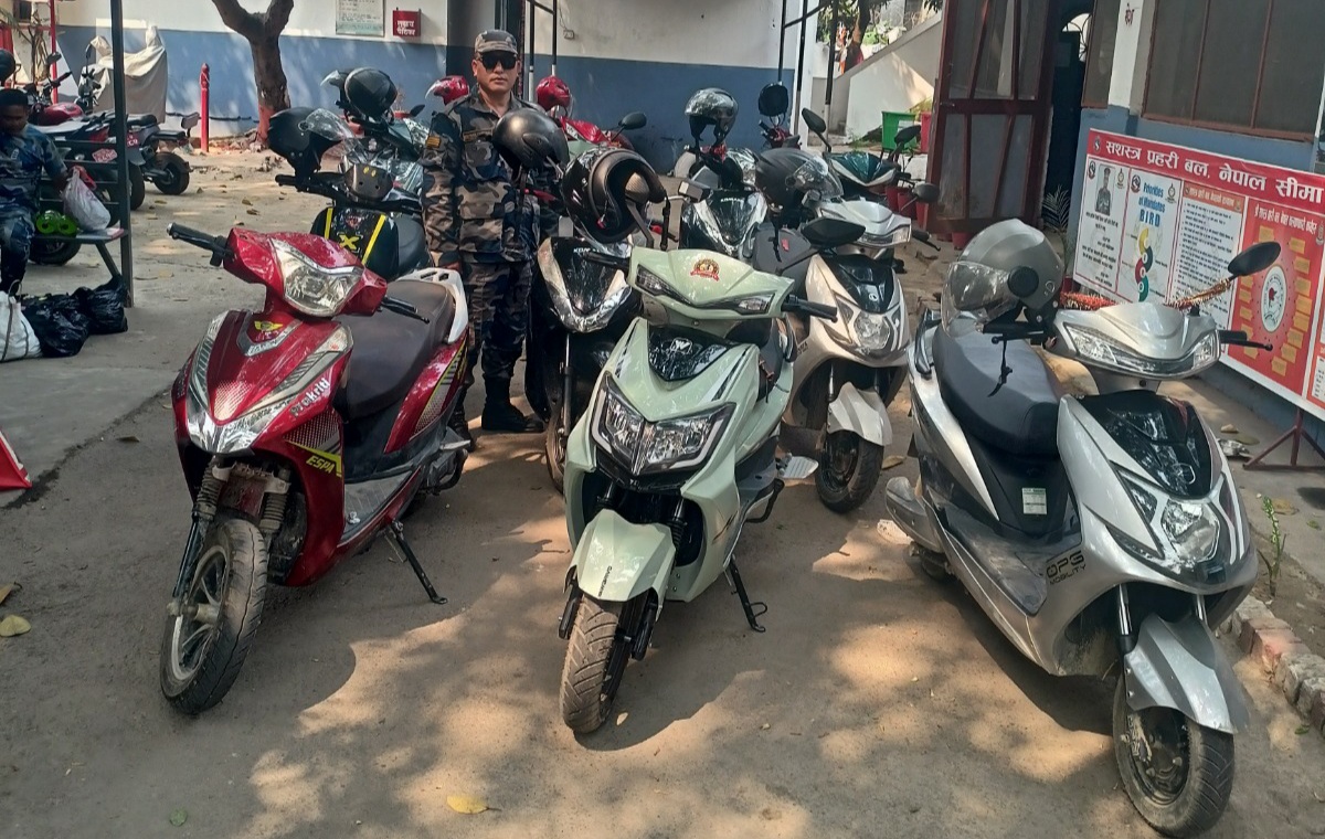 सशस्त्र प्रहरी बल नेपाल पर्सा द्बारा लाखौ मुल्य बराबरको २२ थान बिधुतिय स्कुटी नियन्त्रण-