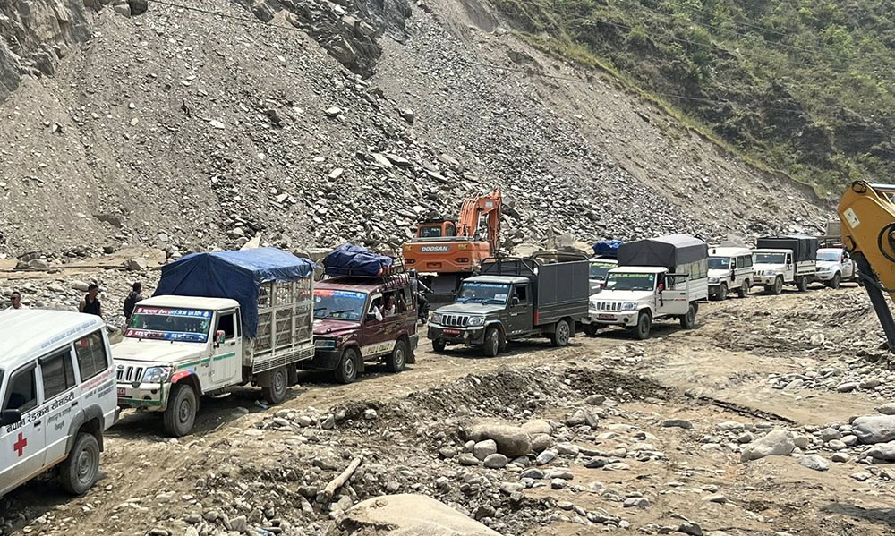 बीपी राजमार्गमा सवारी आवागमन अवरुद्ध