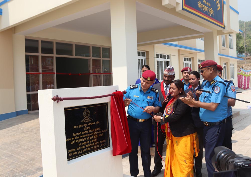 महानिरीक्षक कार्कीबाट कर्णाली प्रदेश प्रहरी परिसरमा निर्मित शैक्षिक तथा प्रशासनिक भवनको उद्घाटन