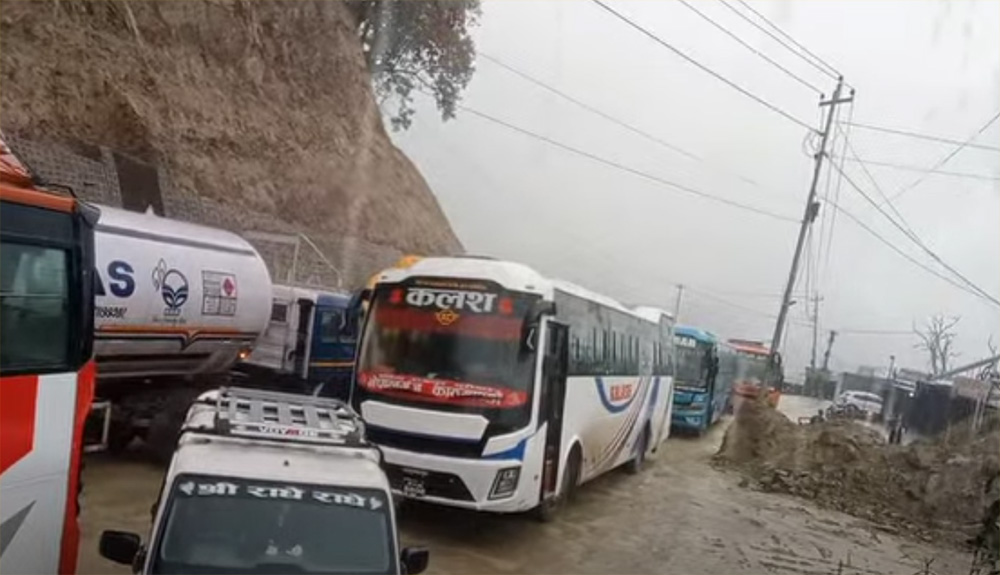 दाउन्ने सडक खण्ड अवरुद्ध