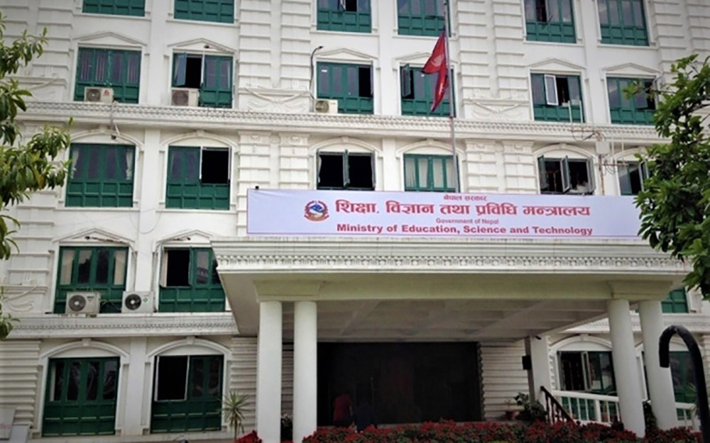 स्वीकृत पाठ्यक्रम मात्र लागु गर्न विद्यालयहरुलाई निर्देशन