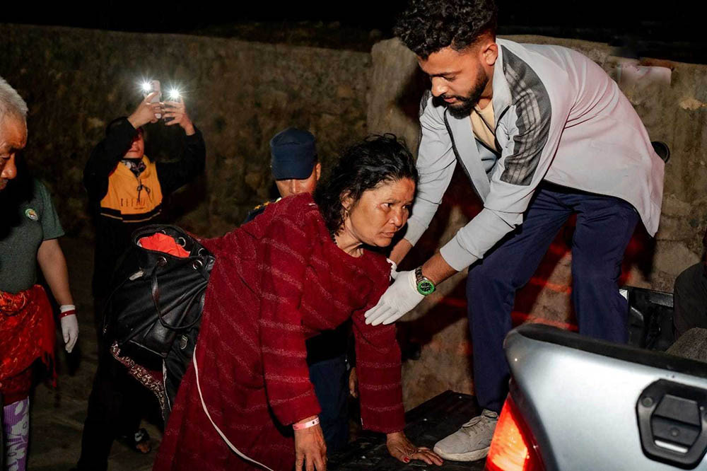 स्वयम्भू क्षेत्रबाट ३ जना सडक सहयोगापेक्षीको उद्धार