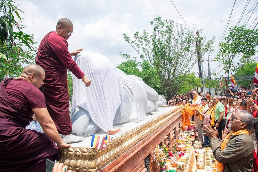 बुद्धको १५ फिट लामो सिंहशैय्यासन 