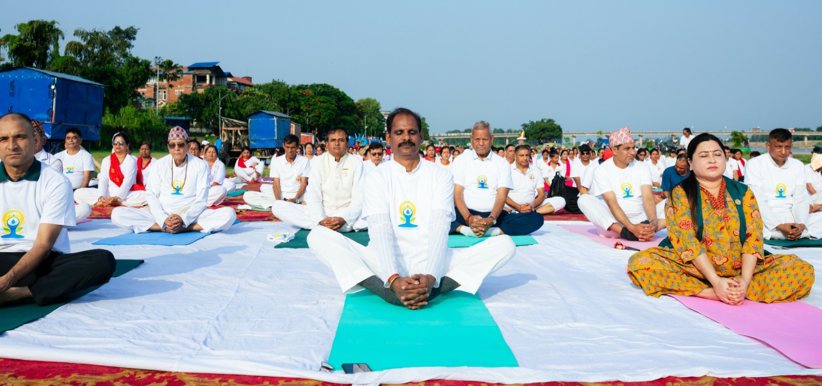 भारतीय महावाणिज्य दूतावास द्वारा चितवनको नारायणी नदी किनारमा सफल योग कार्यक्रमको आयोजना-