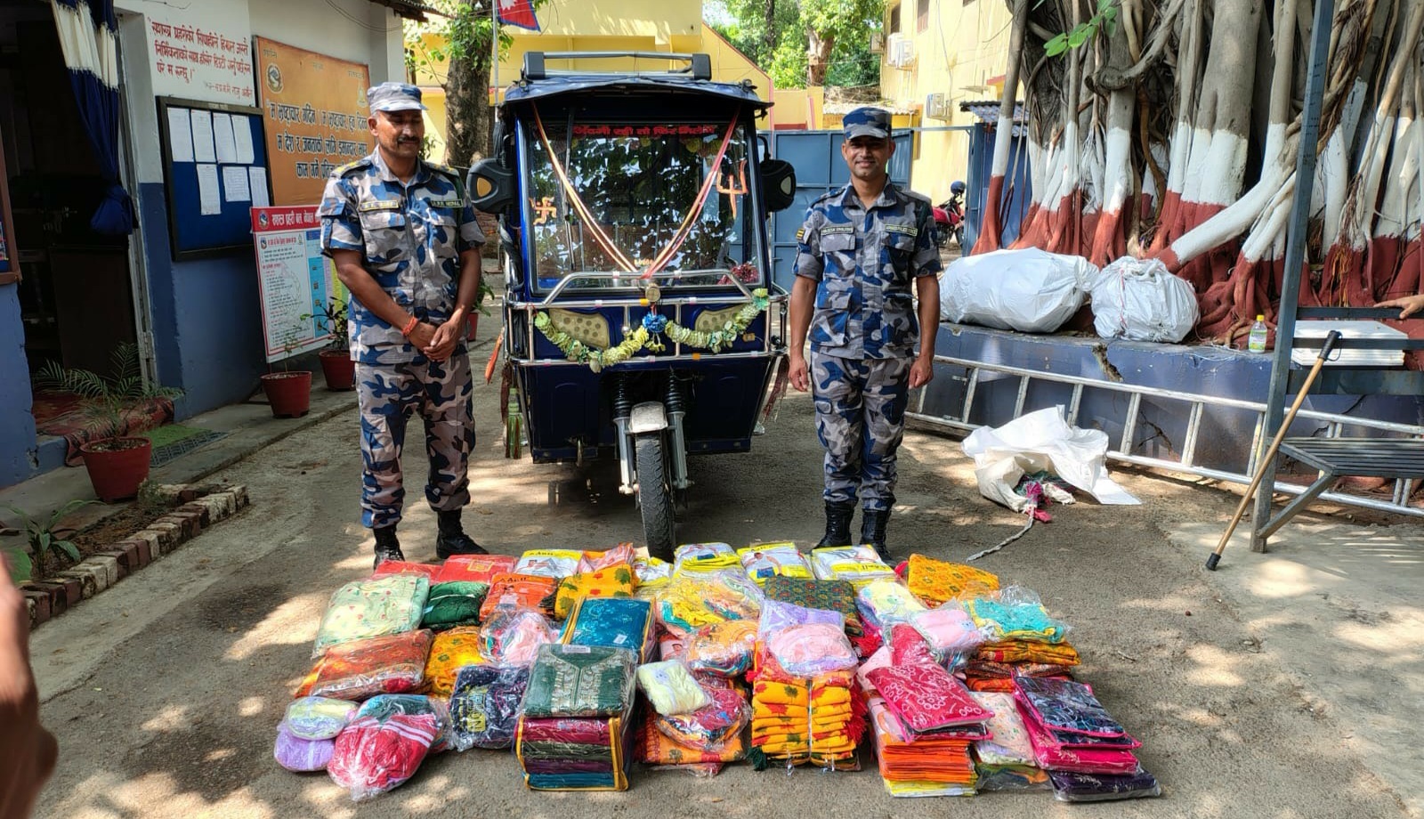 सशस्त्र प्रहरी बल नेपाल नं.१३ गण हे.क्वा पर्सा द्वारा  रु. १७ लाख ८५ हजार १ सय ७० बराबरको विभिन्न अवैध सामान सहित, सवारी साधन तथा एक जना व्यक्ति पक्राउ-
