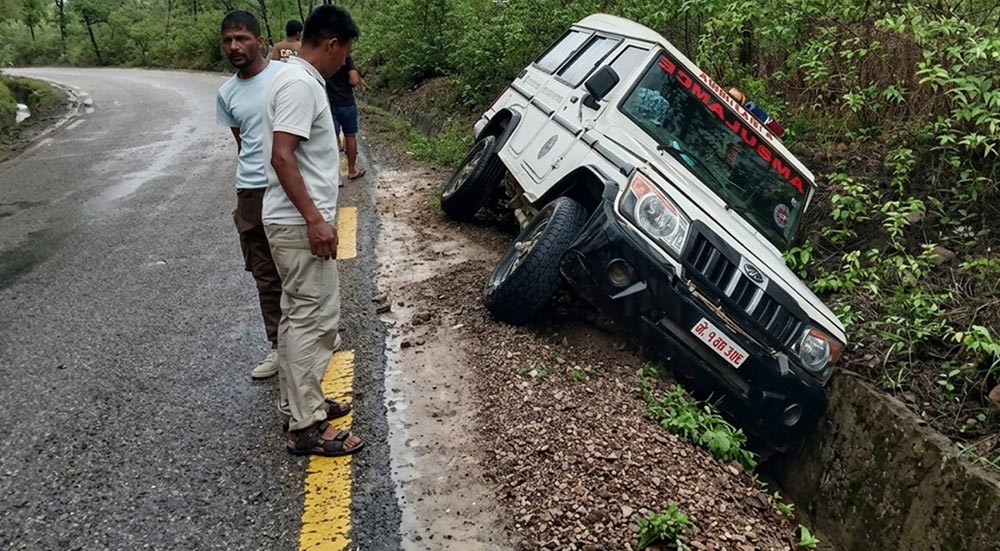 बाँकेमा एम्बुलेन्स दुर्घटना, चार जना घाइते